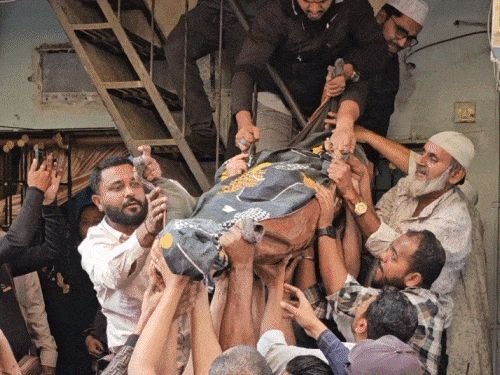 गीझरच्या गॅसमुळे पती-पत्नी आणि मुलाचा मृत्यू:कार्बन मोनोऑक्साइड वायूमुळे जीव गेला, चार दिवसांपूर्वी सौदीहून सुरतला परतले होते कुटुंब