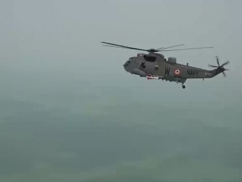 हेलिकॉप्टरमधून पहिल्यांदाच एकाच वेळी दोन क्षेपणास्त्रे प्रक्षेपित:DRDO आणि भारतीय नौदलाने प्रगत एअर-लॉन्च प्रणालीची यशस्वी चाचणी केली