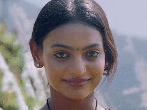 फुलपाखरांसोबत खेळताना, झऱ्याखाली भिजताना दिसली मोनालिसा:महाकुंभ गर्लच्या चित्रपटाचा ट्रेलर लाँच; यूके-नेपाळमध्ये झाले चित्रीकरण