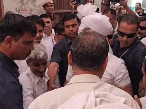 शेतकऱ्याच्या मुलीच्या लग्नात पोहोचले राहुल गांधी:सोनीपतमध्ये तरुणांनी म्हटले- राहुल भाई राम राम; गाडीतून उतरताना मोबाइल पडला