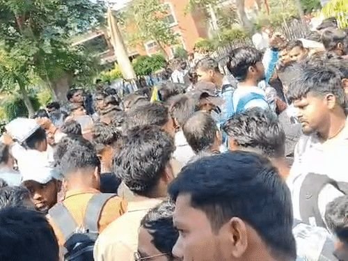 लखनौत रोजगार मेळ्यात युवकांची गर्दी:सकाळपासूनच लांबच लांब रांगा लागल्या, मारुती 500 पदांवर भरती करत आहे