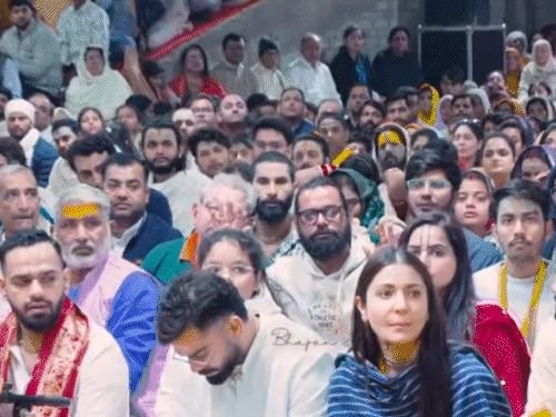 विराट-अनुष्का वृंदावनला पोहोचले:प्रेमानंद महाराजांचे आशीर्वाद घेतले, हात जोडून बसले; एका वर्षात चौथ्यांदा भेटले