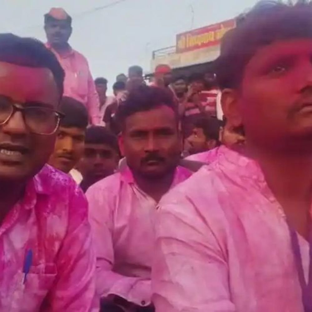 सांगोल्यात गावगुंडांकडून दहशत!:काही जणांना तलवारीने मारहाण; आमदार बाबासाहेब देशमुखांचे आंदोलन, गुंडांना अटक करण्याची मागणी