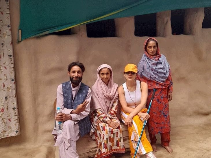 सारा अली खान पहलगाममध्ये पोहोचली:स्थानिक कुटुंबासोबत वेळ घालवला, ट्रेकिंग स्टिकसोबत दिसली, अभिनेत्री अमरनाथ यात्रेवर आहे का?