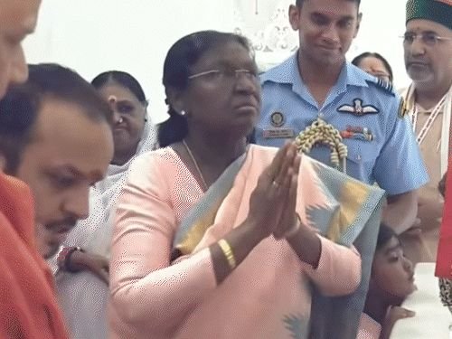 राष्ट्रपती अयोध्येत पोहोचल्या, रामलल्लाचे दर्शन घेतले:तमिळनाडूतून आणलेल्या श्रीराम यंत्राचे पूजन केले, मंदिर परिसर पाहिला