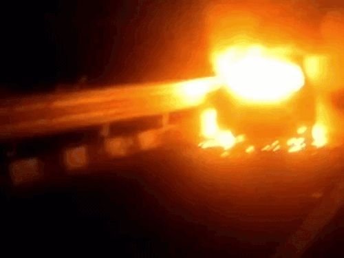 दिल्ली-मुंबई द्रुतगती मार्गावर चालत्या गाडीला आग, 5 जण जिवंत जळाले:गाडीतून फक्त जळलेली हाडे मिळाली, सर्वजण मध्य प्रदेशचे रहिवासी