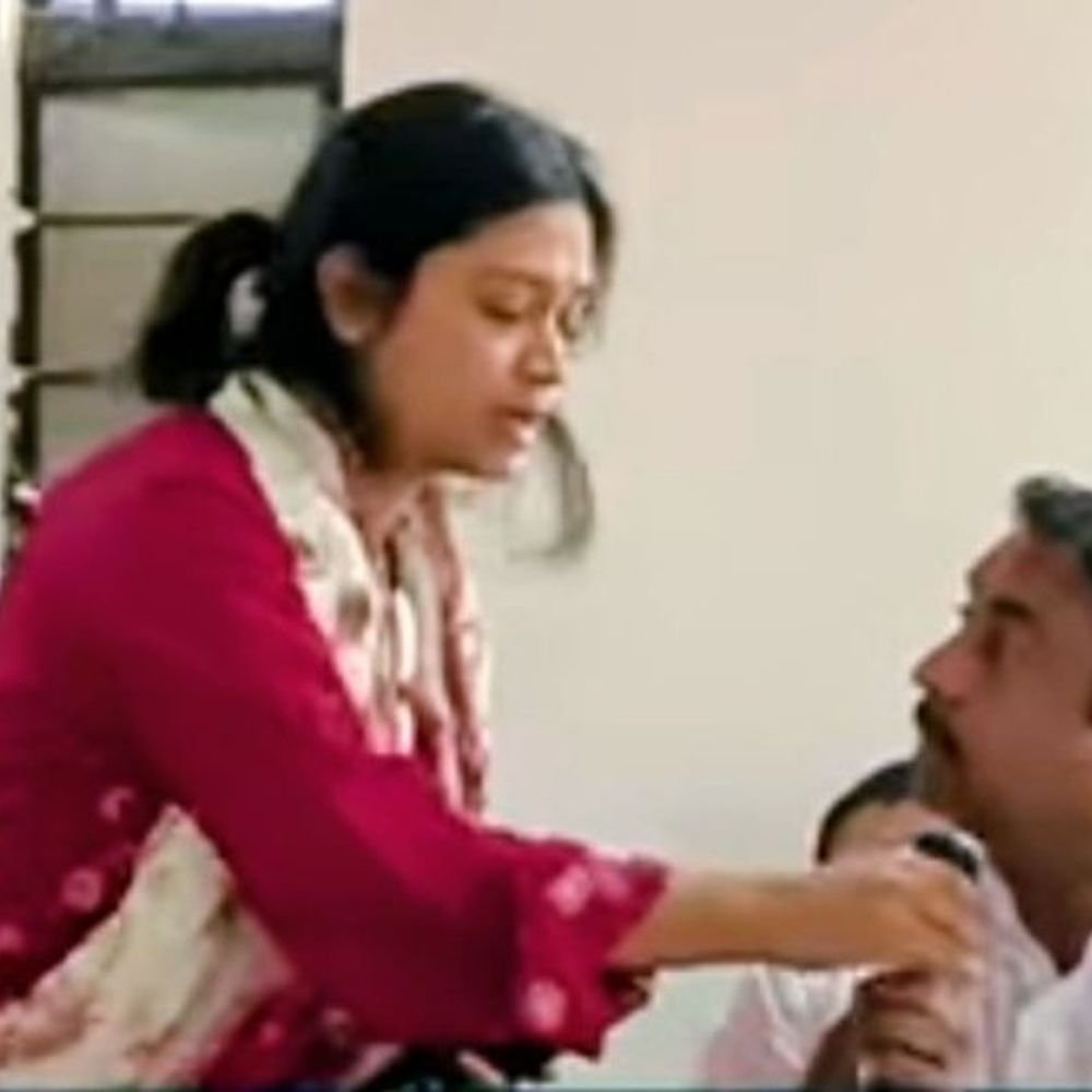 माणमध्ये टंचाईच्या बैठकीत 'हाय व्होल्टेज' ड्रामा:CEO नागराजन यांनी सदस्याचा माइक हिसकावला! VIDEO