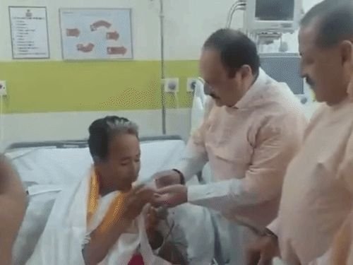सोनम वांगचुक यांनी 27 व्या दिवशी उपोषण सोडले:जेपी नड्डा रात्री 12.30 वा मेदांतात पोहोचले, ज्युस पाजला; धर्मेंद्र प्रधानांच्या राजीनाम्यासाठी उपोषणावर होते
