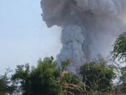 गुजरातच्या खेडामध्ये अवैध फटाका कारखान्यात स्फोट:6 मजूर जखमी; त्यापैकी दोन गंभीर, आवाज 4 किलोमीटर दूरपर्यंत ऐकू आला
