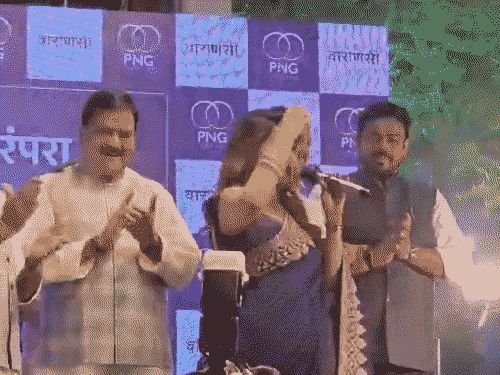 माधुरी दीक्षितने काशीमध्ये शिव तांडव गायले, VIDEO:बाबा विश्वनाथांचा रुद्राभिषेक केला; पतीसोबत क्रूझने मंदिरात पोहोचली