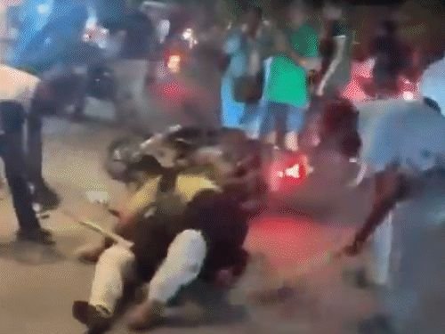 ओडिशामध्ये तरुण-तरुणीला भररस्त्यात काठ्यांनी मारहाण:हल्लाखोरांनी बाईक थांबवली, रस्त्यावर फरफटत नेले; मित्राला वाचवण्यासाठी समोर आली मुलगी