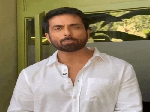 दुबईत अडकलेल्या लोकांसाठी सोनू सूद पुढे आले:लोकांना मोफत राहण्याची सोय करतील, मदत मिळवण्यासाठी मेसेज करावा लागेल