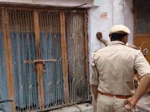 राम मंदिर देणगी चोरी- 8 आरोपींच्या घरी छापेमारी:एकाच वेळी छापा टाकला; टिन्नूच्या घराला कुलूप, पोलिसांकडून शेजाऱ्यांची चौकशी