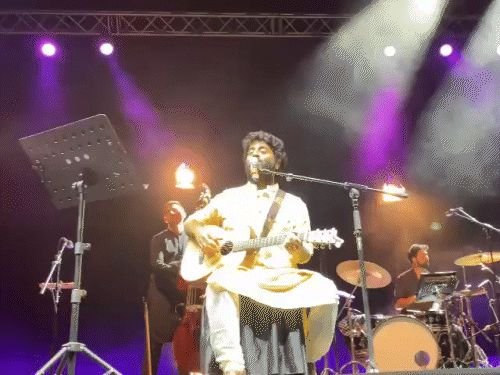 अरिजीतने कोलकात्यात लाईव्ह कॉन्सर्ट केला:गायन सोडण्याच्या घोषणेनंतर पहिल्या सार्वजनिक सादरीकरणात अनुष्का शंकरसोबत दिसला