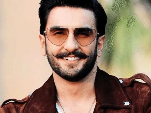 धुरंधर अभिनेता रणवीरला विक्की कौशलने रिप्लेस केले:साउथ सुपरस्टार धनुषच्या ड्रीम प्रोजेक्टमध्ये नवीन एंट्री, एस शंकर करणार चित्रपटाचे दिग्दर्शन