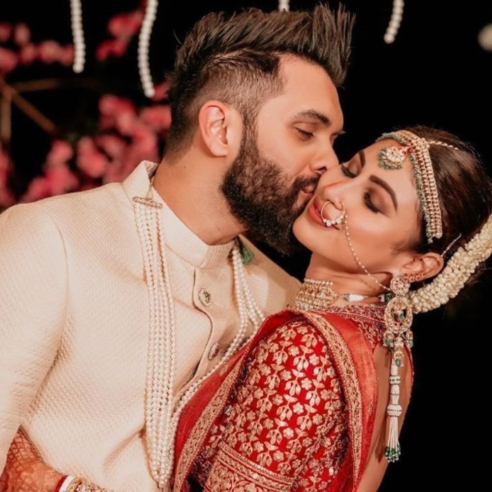 घटस्फोटाच्या बातम्यांमुळे चर्चेत मौनी रॉय:पतीला सोशल मीडियावरून अनफॉलो केले, फोटोही हटवले; 2022 मध्ये गोव्यात लग्न केले होते