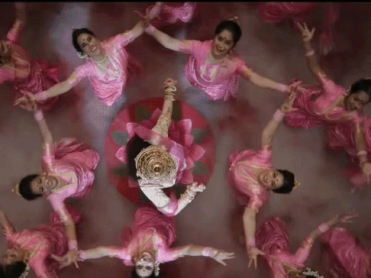 नाचते हुए मरी तो मिसाल बन जाऊंगी!:'ईठा'चा थक्क करणारा टीझर रिलीज; लावणी सम्राज्ञी विठाबाईंच्या भूमिकेत श्रद्धा कपूर