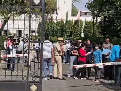 दिल्ली विधानसभेचे बॅरियर तोडून आत घुसली कार:व्हीआयपी गेटमधून प्रवेश केला, ड्रायव्हरने पुष्पगुच्छ ठेवला आणि पळून गेला