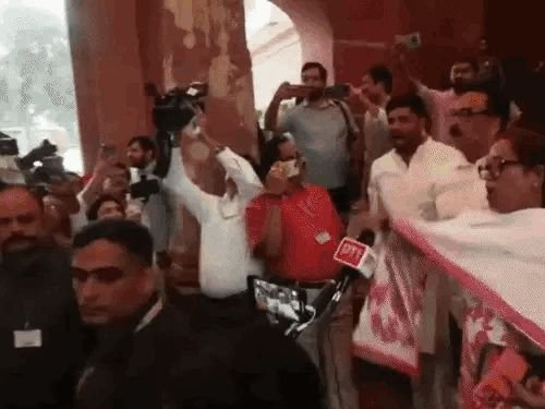 संसदेत NDA- काँग्रेस खासदारांची समोरासमोर निदर्शने:भाजप MP म्हणाले-राहुल झारखंडला का गेले नाही; प्रियंका म्हणाल्या- ते विद्यार्थ्यांना भेटले