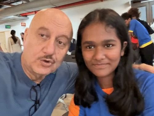 अनुपम खेर दिवंगत सतीश कौशिक यांच्या मुलीच्या शाळेत पोहोचले:वंशिकाचा नाटकातील अभिनय पाहून म्हणाले- आयुष्यातील सर्वात मोठा आनंद मिळाला