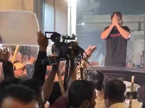 पुष्पा-2 चेंगराचेंगरी प्रकरण, अल्लू अर्जुन न्यायालयात व्हर्चुअली हजर होणार:न्यायालयाने समन्स पाठवले होते, चार्जशीटमध्ये आरोपी क्रमांक 11 बनवले; एका महिलेचा मृत्यू झाला होता