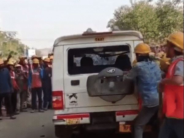 अदानी पॉवर प्लांटमध्ये आग, वाहनांची तोडफोड:सिंगरौलीमध्ये कामगाराच्या मृत्यूमुळे संतप्त, दूरूनच धुराचे लोट दिसले, काम सोडून अनेक मजूर परतले