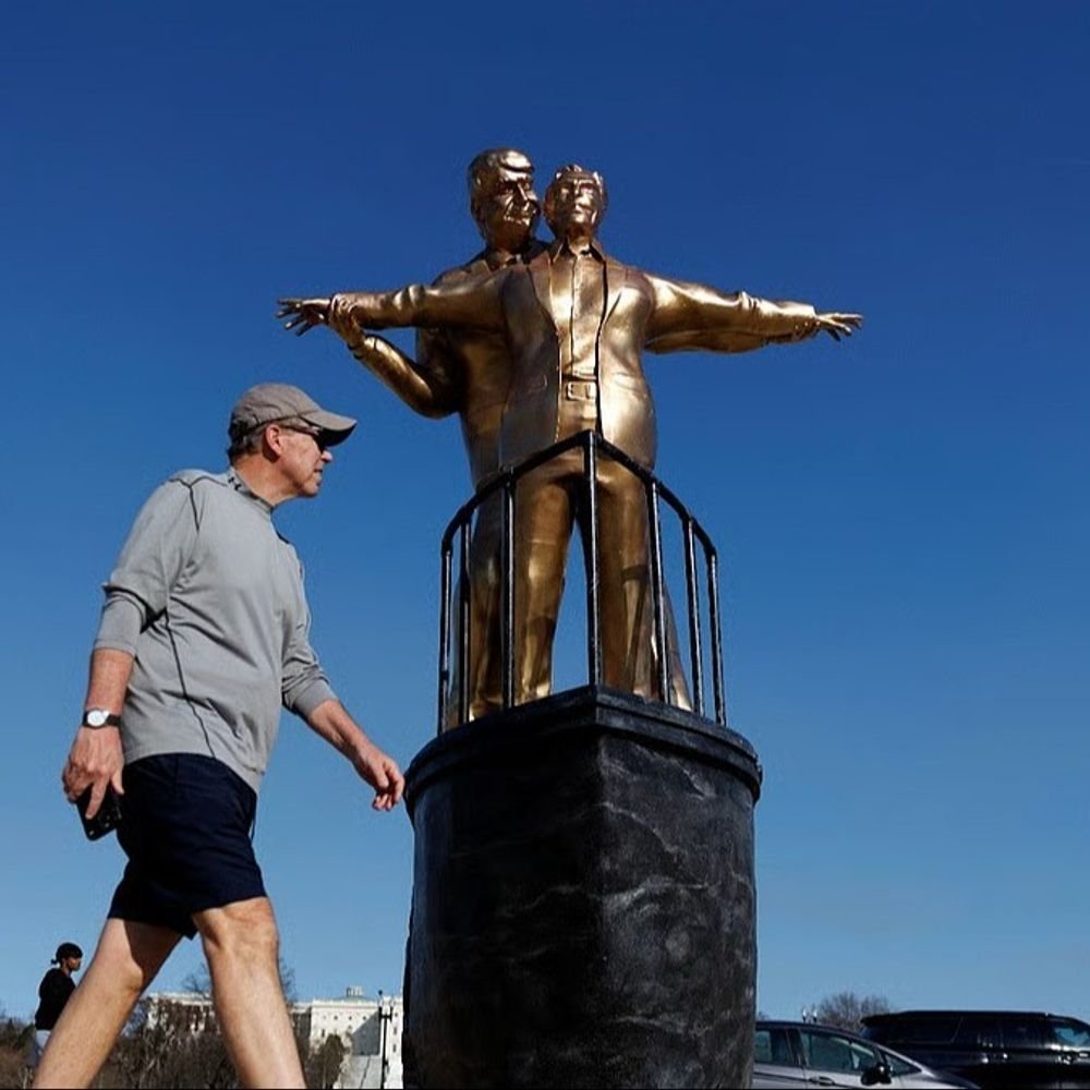 वॉशिंग्टनमध्ये ट्रम्प-एपस्टीनचा 12 फुटी पुतळा:टायटॅनिकच्या ‘किंग ऑफ द वर्ल्ड’ पोजमध्ये; यापूर्वीही असा पुतळा बनवला गेला आहे