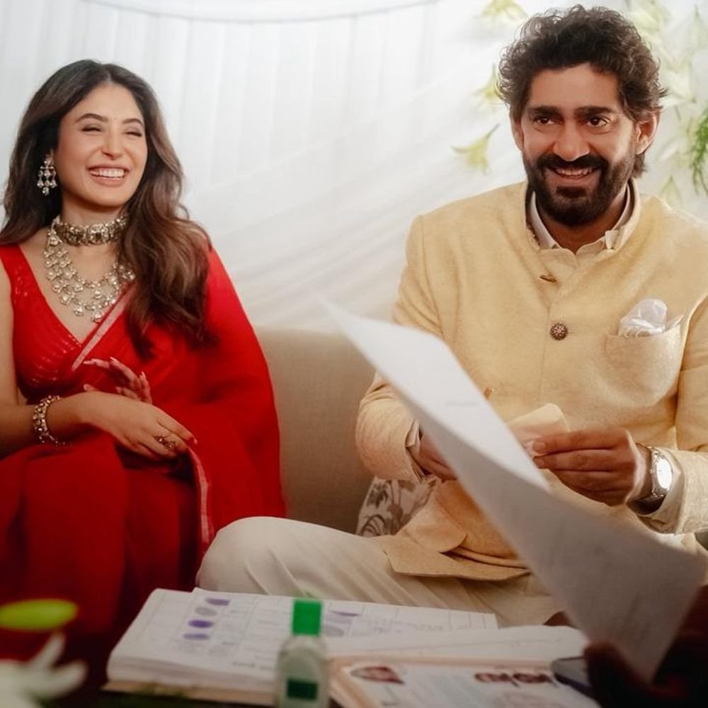 कृतिका कामरा-गौरव कपूर यांनी घरी नोंदणी विवाह केला:लाल चंदेरी साडीत दिसली अभिनेत्री; सेहवाग-युवराजसह अनेक स्टार्स पोहोचले