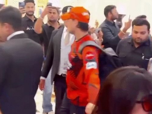 तरुणीने अभिषेकचा हात पकडून ओढले:जयपूरमध्ये स्टेडियममध्ये जात असताना हॉटेलच्या लॉबीतील घटना, सुरक्षा कर्मचाऱ्यांनी सोडवले