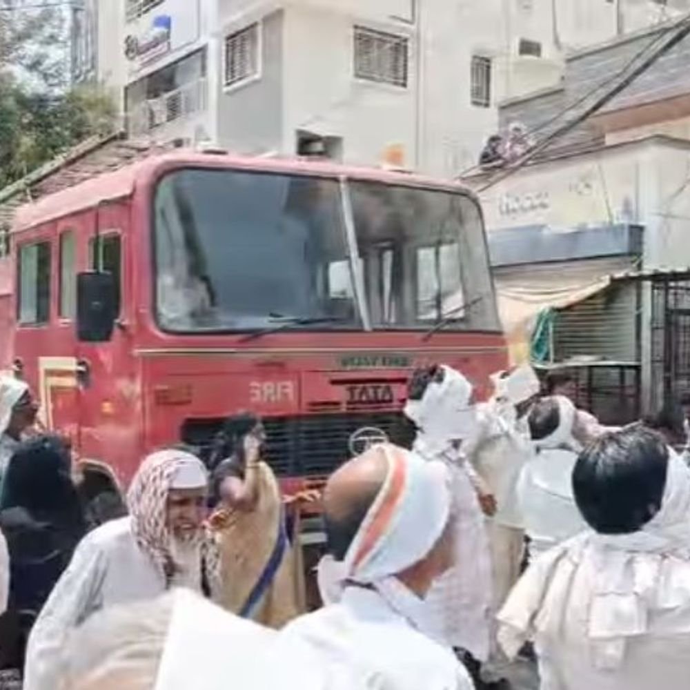 अकोल्यातील 'सिटी हॉस्पिटल'ला भीषण आग:रुग्णांना तातडीने सुरक्षित स्थळी हलवले; अग्निशमन दलाकडून आग विझवण्याचे शर्थीचे प्रयत्न सुरू