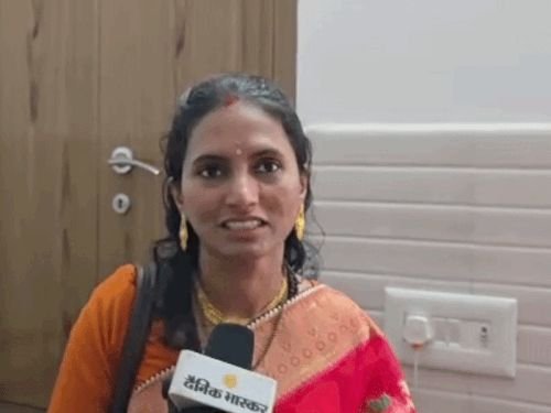 महाकुंभातील आयआयटीयन बाबाने लग्न केले:अभियंता पत्नी कर्नाटकाची, दोघे हिमाचलमध्ये राहत आहेत; झज्जरमध्ये कुटुंबाला भेटायला पोहोचले