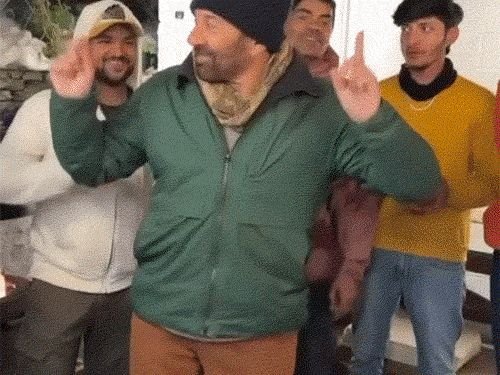 सनी देओलने मनालीमध्ये चाहत्यांसोबत ‘बॉर्डर-2’ पाहिला:केक कापला, मुलांशी संवाद साधला; स्वतः मोबाईल घेऊन काढला सेल्फी