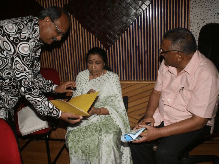 आशा भोसले यांनी राजस्थानी चित्रपटांमध्येही गाणी गायली होती:शब्दांचे प्रशिक्षण झाले, दिग्दर्शकाने 25 हजार बोलून 7 हजार दिले तरीही काही बोलल्या नाहीत