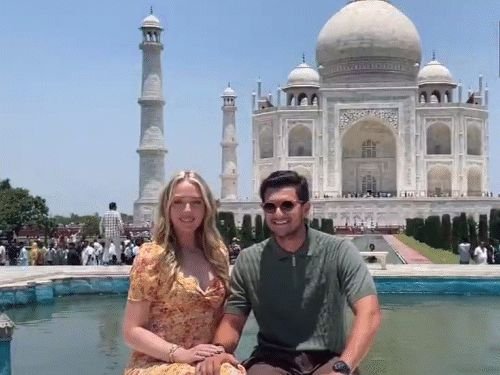 ट्रम्प यांची मुलगी टिफनीने पतीसोबत ताजमहाल पाहिला:विमानतळावरून थेट पोहोचल्या; नक्षीकाम पाहून थक्क झाल्या, विचारले- इतका सुंदर संगमरवर कुठून आला