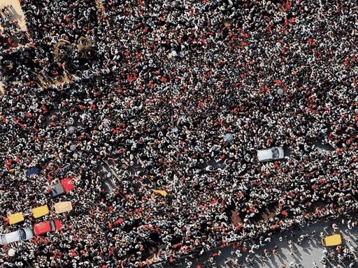 चिन्नास्वामी चेंगराचेंगरीतील 11 पीडितांना RCB-KSCAची श्रद्धांजली:स्टेडियममध्ये 11 जागा नेहमी रिकाम्या राहतील, प्रवेशद्वारावर स्मृती फलकही लावण्यात येईल