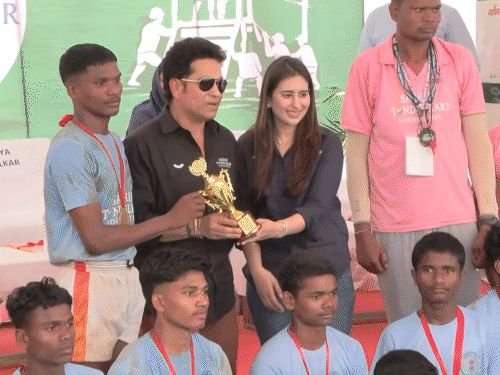 सचिन तेंडुलकर दंतेवाड्यात आदिवासी मुलांना भेटले:म्हटले- बस्तरमध्ये हिरे खूप आहेत, योग्य पॉलिशची गरज; 50 आसनी बसमध्ये 100 विद्यार्थी आणले गेले