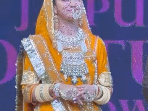 अभिनेत्री म्हणाली-राण्या जड दागिने घालत असत, माझ्यासाठी ते सोपे नव्हते:राजस्थानी पारंपरिक पोशाख परिधान करून असं वाटलं, जणू मी भन्साळींच्या चित्रपटातून बाहेर आले