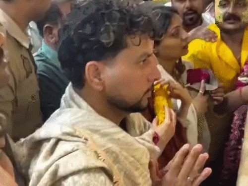 कुलदीप यादव पत्नी वंशिकासोबत बांके बिहारी मंदिरात पोहोचला:पूजा-दर्शन करून 56 भोग अर्पण केले; लग्नानंतर पहिल्यांदाच वृंदावनला आला