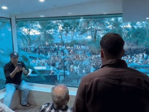 सलमान खानने चाहत्यांना ईदच्या शुभेच्छा दिल्या:सलीम खानही उपस्थित होते, या खास प्रसंगी राज ठाकरे आमिर खानला भेटायला पोहोचले