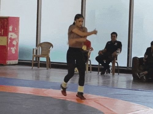 विनेश फोगाटची एशियन गेम्स ट्रायल आज:दिल्ली स्टेडियममध्ये पोहोचल्या, गेटवर सुरक्षा कर्मचाऱ्यांशी वाद; मॅटवर वॉर्मअप करतानाचा VIDEO समोर आला