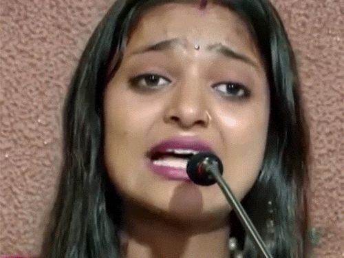 मोनालिसाचे दिग्दर्शक सनोज मिश्रा यांच्यावर गंभीर आरोप:म्हणाली- मला अनेकदा चुकीच्या पद्धतीने स्पर्श केला, कुटुंबाने मला साथ दिली नाही