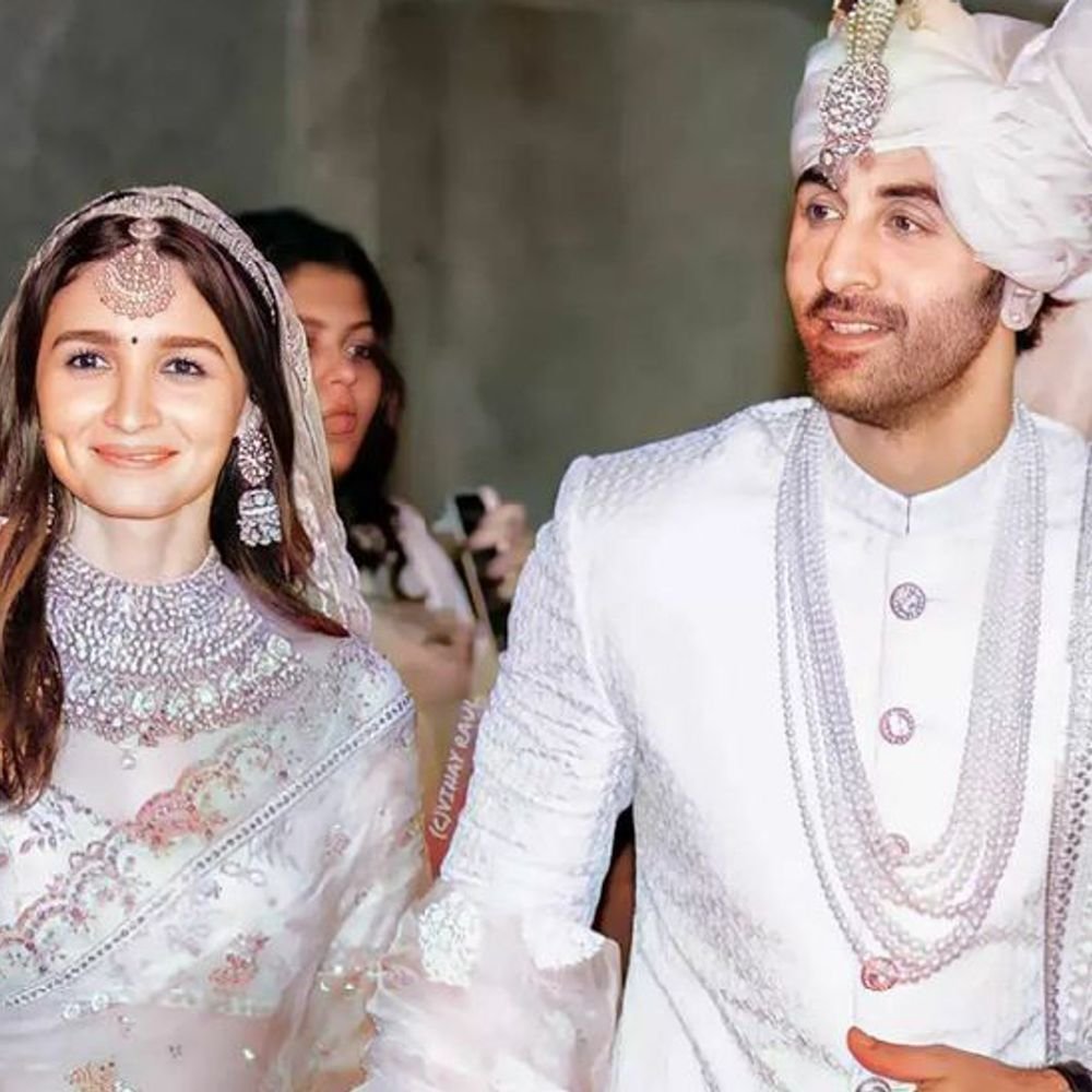 परंपरागत रूढींना मागे टाकत आहेत आधुनिक विवाह:पांढऱ्या रंगाचा ट्रेंड, वधू फेऱ्यांपर्यंत निवडत आहेत पांढरे कपडे