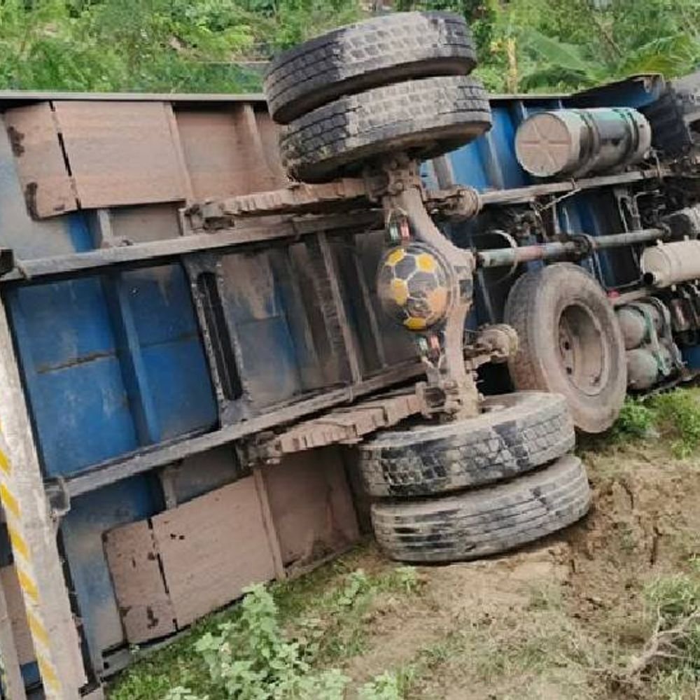 बांगलादेशात अपघात:ईद साजरी करण्यासाठी जाणाऱ्या लोकांचा ट्रक उलटला, 15 लोकांचा मृत्यू