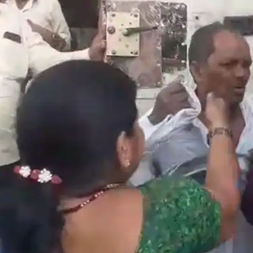 वाशिममध्ये चोरांचा हैदोस!:सेवानिवृत्त पोलिस निरीक्षकाच्या घरात 17 लाखांचा ऐवज लंपास; तर दुसऱ्या ठिकाणी चोरट्याला महिलांचा चोप