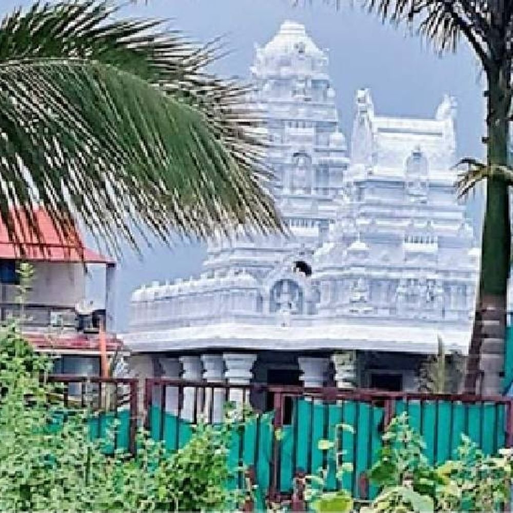 सुके बोंबील विकणाऱ्या भाेंदूबाबा मनाेहरने उभारला 27 एकरांत मठ:साेलापूरच्या उंदरगावात व घाेटीमध्ये उभारले आलिशान मठ