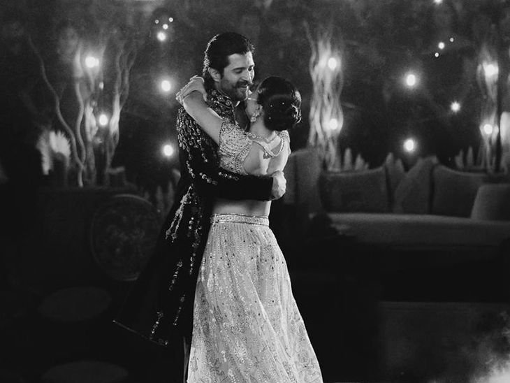 विजय-रश्मिकाच्या लग्नाला एक महिना पूर्ण झाला:देवरकोंडाने शेअर केले अनसीन फोटो; मैत्रिणीच्या पैंजणाला गळ्यात घालून रिसेप्शनमध्ये पोहोचले