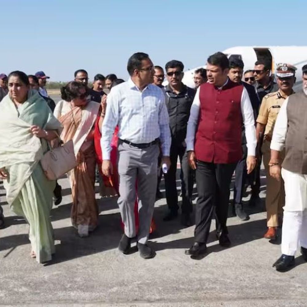 CM देवेंद्र फडणवीसांसह सुनेत्रा पवारांचा VSR कंपनीच्या विमानातून प्रवास:राजकीय वर्तुळात चर्चा; DGCA कडून 4 विमाने ग्राऊंड