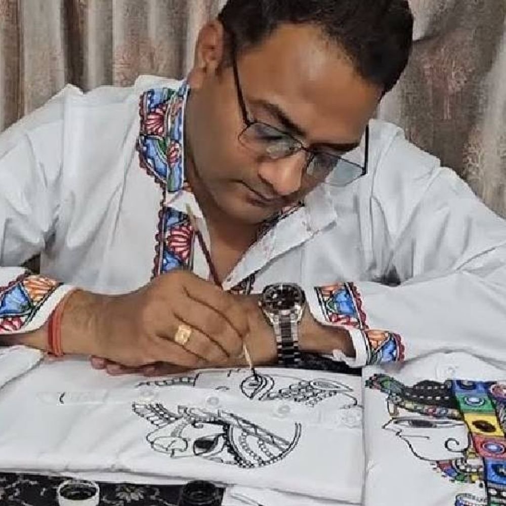 होळीसाठी मिथिला पेंटिंगने सजवलेल्या कुर्त्यांचे कलेक्शन:कलर ब्लाइंडनेस असूनही कुंदन यशाची गाथा लिहित आहेत, त्यांनी बनवलेले कुर्ते त्यांची ओळख बनताहेत