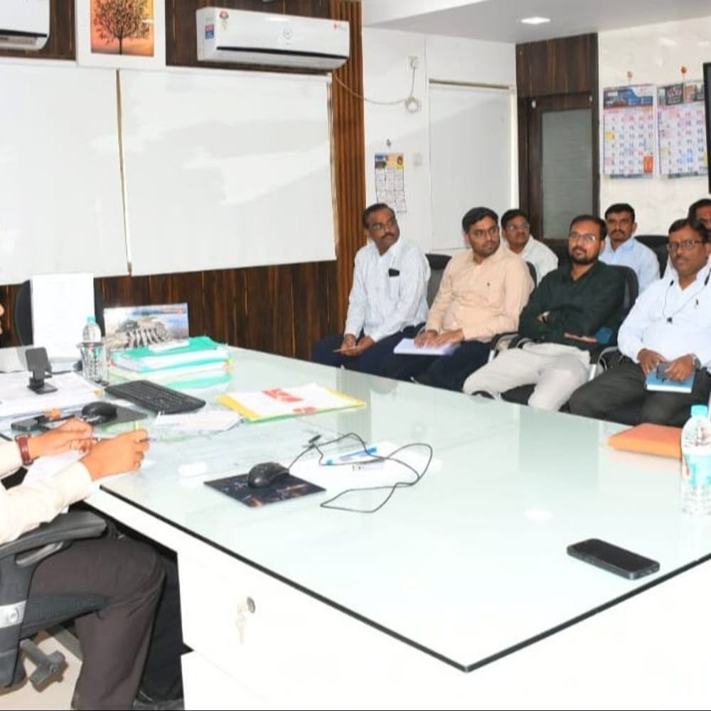 खानावळीत घरगुती गॅस वापरल्यास कारवाई:जिल्हाधिकारी राहुल गुप्ता यांचा इशारा, एजन्सी धारकांचीही घेतली बैठक