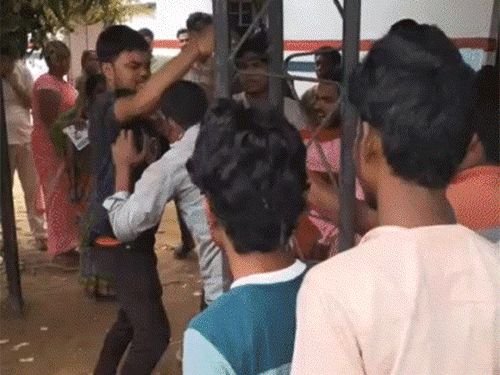 5 दिवसांनी व्यावसायिक LPG सिलेंडरचा पुरवठा सुरू:सरकार म्हणाले - घाबरून बुकिंग करू नका; दिल्लीतील हॉटेल्सनी कचऱ्यापासून बनलेला गॅस वापरावा